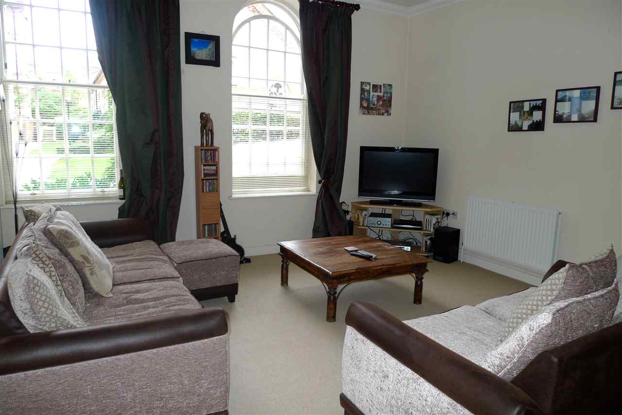 resized-2349823-Kendall Court 1 sitting.jpg